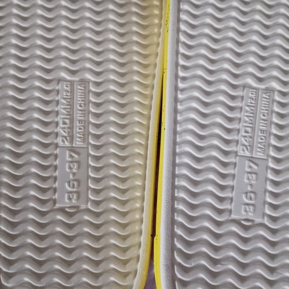 Women Sponge Bob Slides - Picture 5 of 6